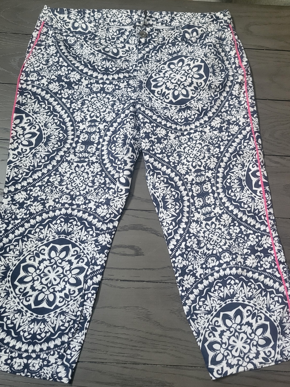 Skye's the Limit pants women's Cropped capri-length  mandala size 14. Cropped or